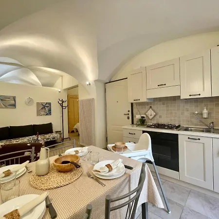 100M Dal Mare Nel Cuore Del Paese -Centrostorico Pietra Ligure Buitenkant foto
